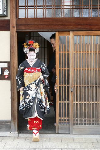 花街のお持ち物 初出し 揺れる 三つ梅 巴梅花 新年特販舞妓